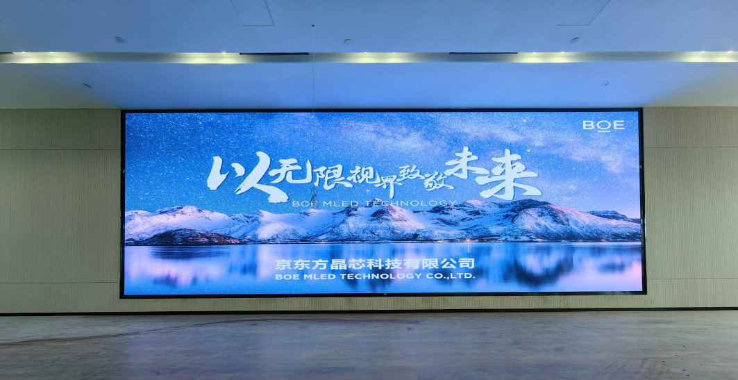 荊州某產(chǎn)業(yè)園p2.5全彩安裝調(diào)試完畢    尺寸：9.6×3.36； 像素點(diǎn)：3840×1344